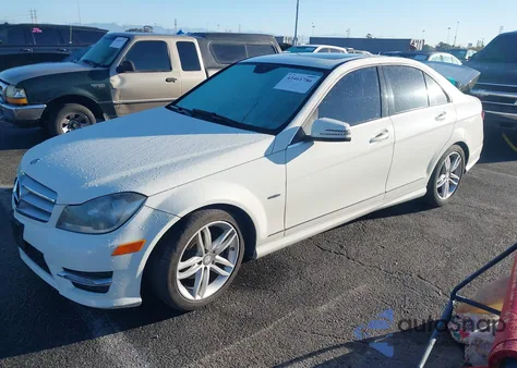 2012 Mercedes-Benz C 250 Luxury/Sport из США, поврежденный, VIN WDDGF4HB0CA649828